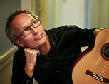 Mathias From spiller underholdningsmusik på guitar