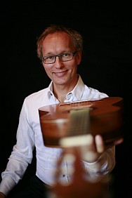 Mathias From med spansk guitar