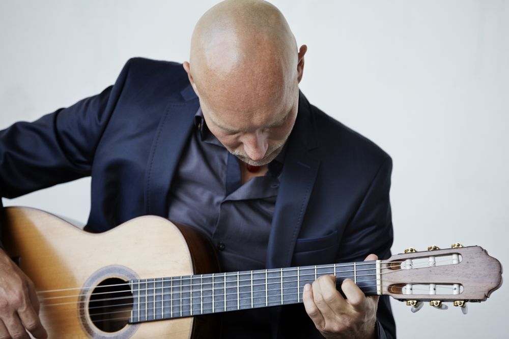 Morgensang til guldbryllup med guitarist Mathias Valentino Morgenmusik til sølvbryllup på guitar